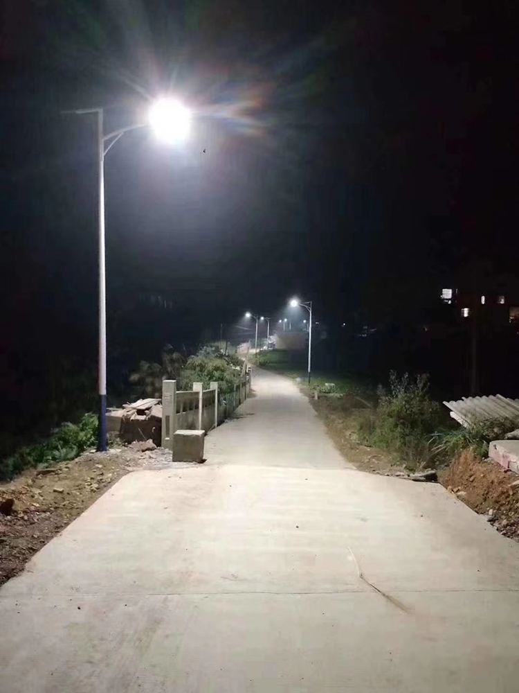 led太阳能路灯点亮清新农村面貌