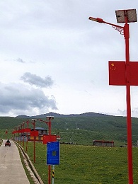 红路灯映草原， 南德点亮高原乡路