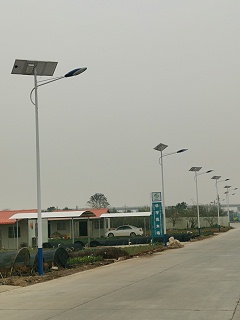 太阳能路灯下的乡村夜，藏着最踏实的幸福