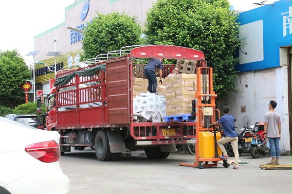 湖南太阳能路灯装车_南德太阳能路灯工厂装车_南德锂电池太阳能路灯装车