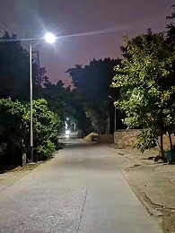 广东连州双路段刚装百盏太阳能路灯照亮，给你暗夜里找寻回家路!