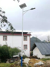 海南大里村装上太阳能路灯 处理村民出行生产制造难题