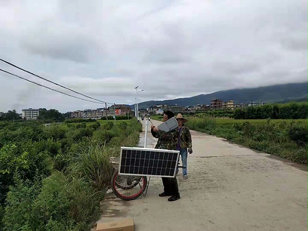 太阳能路灯安装 太阳能路灯厂家 南德太阳能