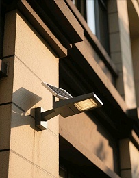 转角遇见光——南德壁挂式太阳能路灯重塑空间光影