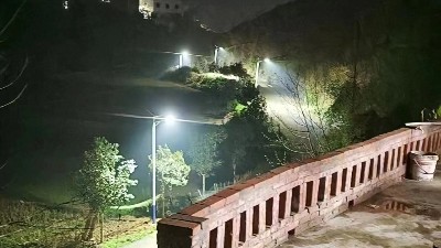 广东清远市石角镇太阳能路灯：“照亮村民出行路”