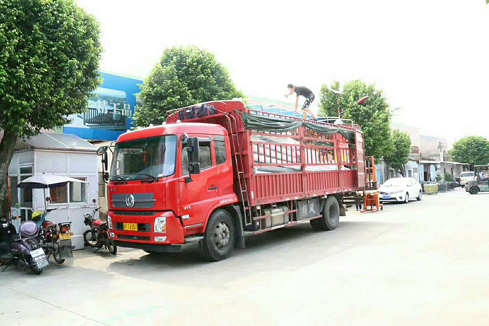 湖南太阳能路灯装车_南德太阳能路灯工厂装车_南德锂电池太阳能路灯装车