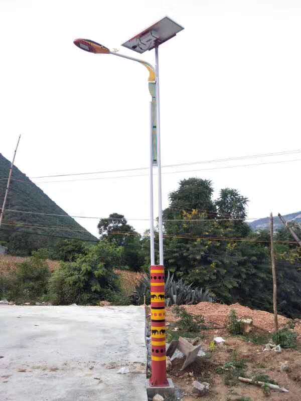 告别手动开关，太阳能路灯凭光控、时控、遥控实现省心照明