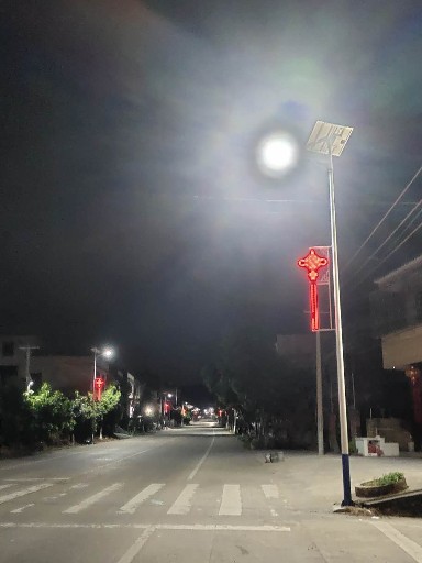 太阳能路灯：以光控应天色，以时控遵节律，以遥控便生活