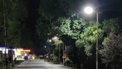 广西南宁市武鸣区道路安装6米太阳能路灯