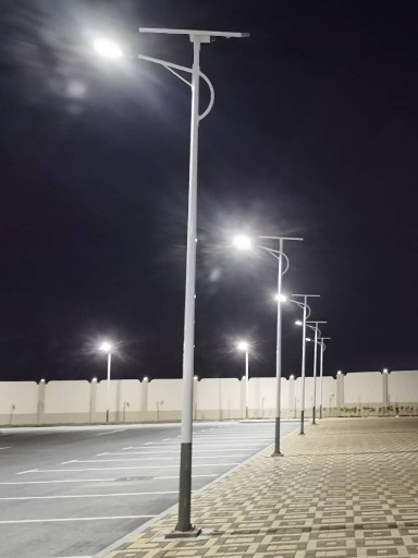 光控感知昼夜，时控定制时长，遥控便捷管理——太阳能路灯的实用控制方案