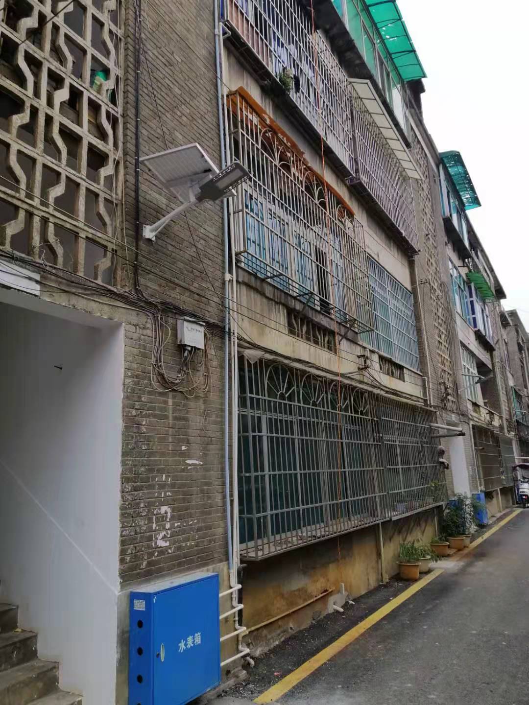 贵州老旧小区逆袭！南德路灯把“暗巷”变“暖径”