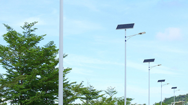 市电路灯和太阳能路灯比较之下哪一种比较适合农村照明呢？